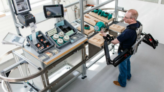 Illustration for article titled This Exoskeleton Rig Makes Factory Workers 10 Times Stronger